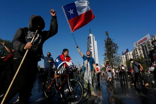 La tensión se fue acumulando hasta el punto de que el domingo el presidente chileno, Sebastián Piñera, decretó el estado de emergencia y envió a miles de militares a las calles