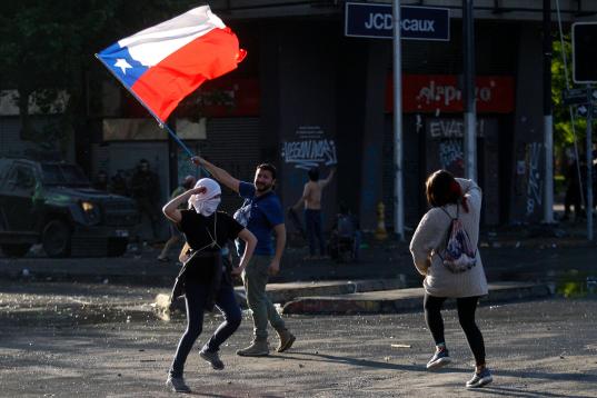 Aunque el Gobierno chileno suspendió finalmente la subida del precio del billete de metro, las protestas continúan en uno de los países más desiguales del mundo