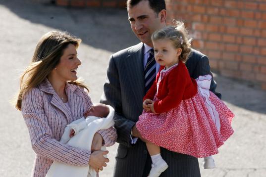 Leonor junto a su hermana Sofía y los reyes saliendo del hospital tras el nacimiento en 2007. 