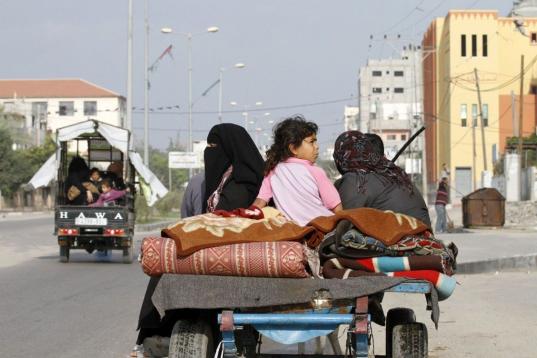 Una familia palestina vuelve a casa tras declararse el alto el fuego