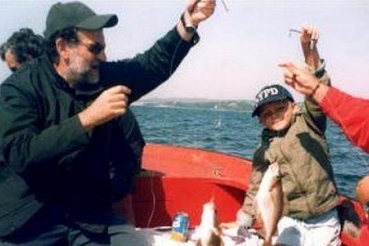 Pescando con su hijo.