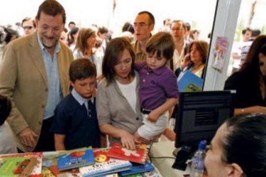 Con su mujer y sus hijos en la Feria del Libro