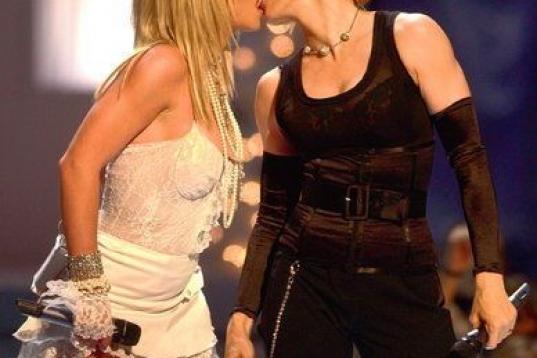 En su mítico beso con Madonna en los MTV Video Music Awards.