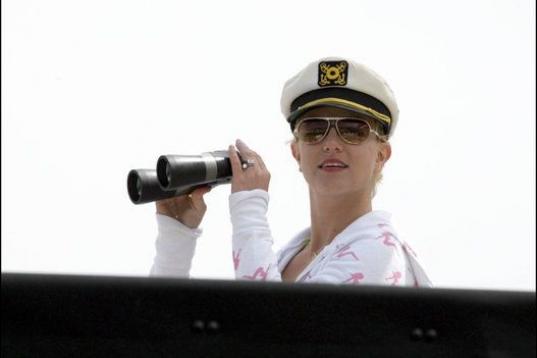 En Marina del Rey, con prismáticos y gorra de marinero.
