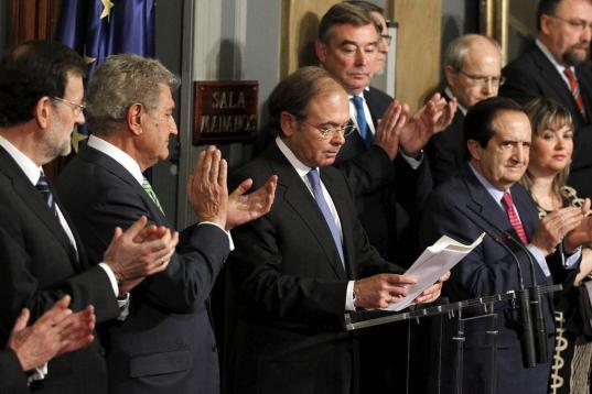 El presidente del Senado, Pío García-Escudero, recibe el aplauso del presidente del Gobierno, Mariano Rajoy, y el del Congreso, Jesús Posada, tras su discurso en el acto central del Día de la Constitución,