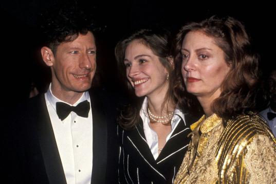 Julia Roberts y su primer marido, Lyle Lovett, posan con una claramente aburridísima Susan Sarandon. (1993) 