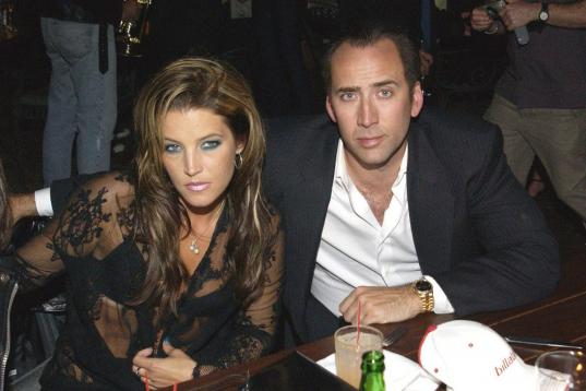Nicolas Cage intentando enseñarle a su segunda esposa, Lisa Marie Presley, el arte de arquear las cejas. (2001)