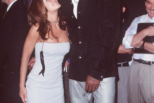 Locura de centímetros: el jugador de baloncesto Dennis Rodman y la actriz Carmen Electra, con pinta de estar muy enamorados, durante un encuentro con la prensa en un Planet Hollywood (sí, uno de esos restaurantes noventeros que estuvieron por ...