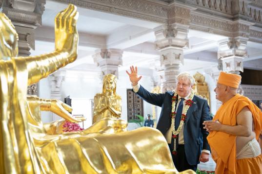 En su visita a la India aprovechó para saludar a una deidad
