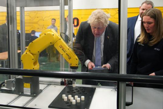 A los mandos de un brazo robótico, echando una mano durante una visita a un centro de FP de Burnley
