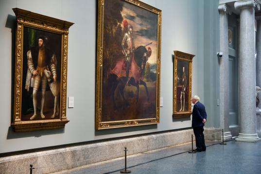 Johnson disfrutando de los cuadros del Museo de Prado antes de la cena de líderes por la Cumbre de la OTAN en Madrid