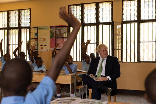 Johnson, durante una visita a una escuela de Kigali (Ruanda) y, al parecer, es el único que no sabe la respuesta a la pregunta.