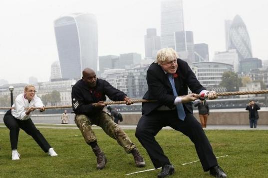 Las mil caras (y gestos) de Boris Johnson. Un personaje popular y populista que ha dejado no pocas imágenes 'sui géneris'. Y es que jugando a la cuerda con traje, corbata y zapatos la cosa pintaba fea.