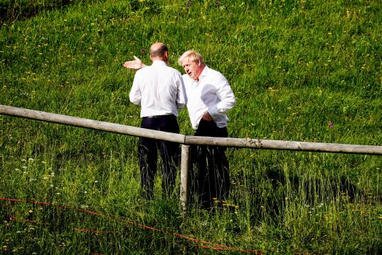 Johnson, ¿dejándole paso? al canciller federal alemán Olaf Scholz en un paseo durante la última reunión del G7