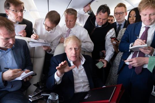 Johnson, nada agobiado por la presencia de periodistas antes de aterrizar en Madrid para asistir a la Cumbre de la OTAN 2022