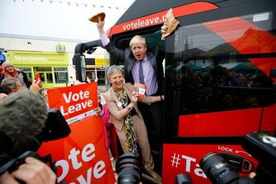 En cualquier lugar y con cualquier objeto: a la salida del bus promocional para el "Vote Leave" contra la permanencia de Reino Unido en la Unión Europea.