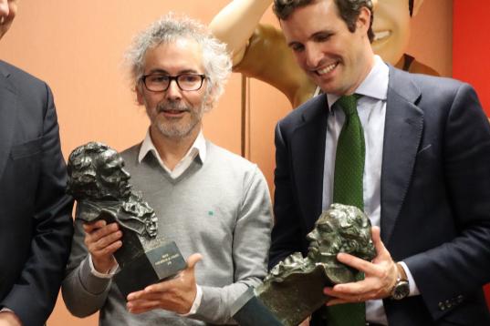Los políticos del PP no van a muchas galas de los Goya... pero él ha tenido uno entre las manos.