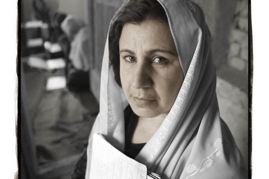 Stirring The Fire
Fahima, de 38 años de edad, es de Kabul, Afganistán. Se convirtió en maestra en 1985, pero fue una de las tantas profesionales en ese país que perdió su empleo cuando el poder talibán llegó. Ella decidió abrir una escu...