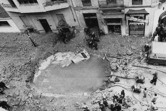 Este es socavón que dejó el atentado de ETA contra Carrero Blanco, frente al número 304 de la calle Claudio Coello de Madrid, el 20 de diciembre de 1973.

El almirante se dirigía a misa en la iglesia jesuita de Serran...