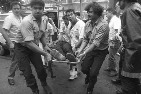 El 19 de junio de 1987, ETA colocó una bomba en el centro comercial Hipercor de la Avenida Meridiana de Barcelona. Hubo 21 fallecidos, 4 de ellos niños, y 45 heridos.

Uno de los terroristas hizo tres llamadas de aviso con informac...