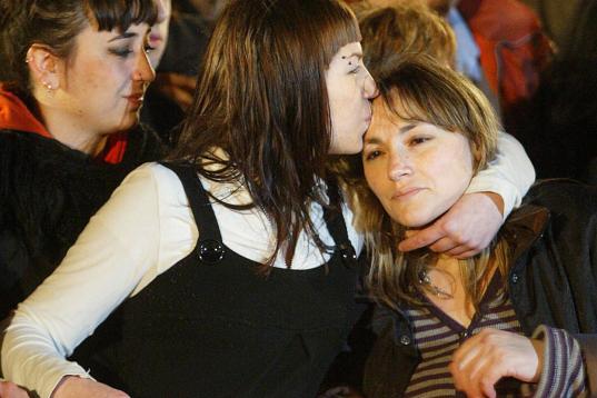 En la foto, Sandra Carrasco besa a su madre Mari Ángeles mientras sostiene una foto de su padre. Isaías Carrasco había sido asesinado por ETA  el 7 de marzo de 2008, tres días antes de esa manifestació...