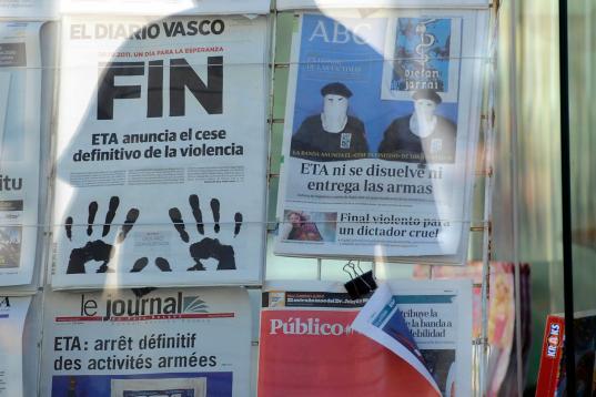 El 20 de octubre de 2011 ETA anunció mediante un comunicado "el cese definitivo de su actividad armada". Estos son algunos de los periódicos que recogían la noticia al día siguiente. 


