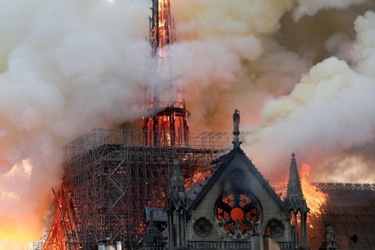 Momento del incendio de la catedral con más de ocho siglos de historia.