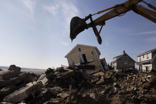 En esta foto del 29 de noviembre de 2012, se aprecial las labores para retirar escombros dejados por la Supertormenta Sandy en el barrio neoyorquino de Queens. El miércoles 2 de enero de 2013, incluso sus colegas republicanos criticaron al líd...
