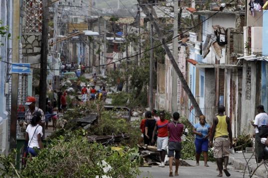 Estado en que quedó una calle de Santiago tras el paso del huracán Sandy por Cuba el 26 de octubre del 2012. Seis meses después, y a un mes del inicio de la nueva temporada de huracanes, el oriente de la isla todavía siente las secuelas del ...