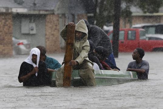 Residentes evacúan en una lancha en una foto de archivo del 30 de agosto del 2012 en una calle inundada de LaPlace, en el estado de Luisiana. a causa del huracán Isaac que azotó la región central de Luisiana. Los meteorólogos federales afir...