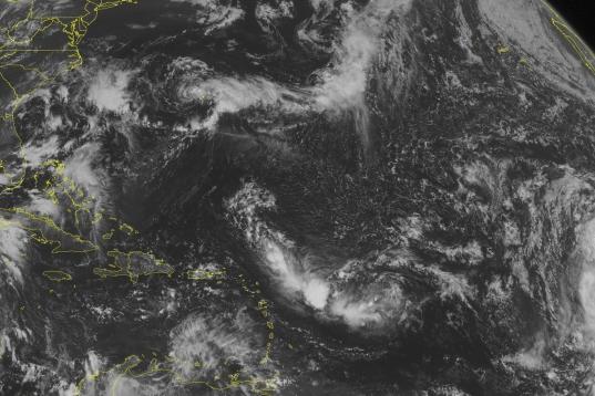 Foto de NOAA vía satélite del miércoles, 11 de septiembre del 2013 de la tormenta tropical Gabrielle cerca de Bermuda con vientos máximos sostenidos de 72 kph (45mph). El huracán Humberto aparece en el extremo oriental del Océano Atlántic...