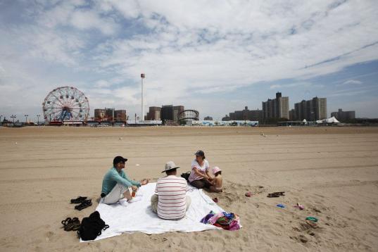 La playa de Coney Island, en el barrio neoyorquino de Brroklyn, en Nueva York, el jueves 23 de mayo del 2013, siete meses después de ser castigada por el huracán Sandy. (Foto AP/Mark Lennihan)