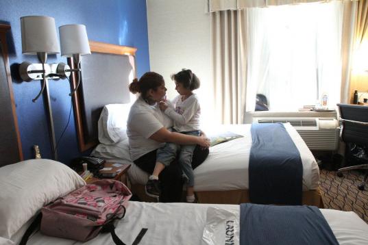 Raquel Rivera habla con su hija Marisol el 25 de abril del 2013 en una habitación del hotel Holiday Inn Express de Manhattan, en Nueva York. Rivera perdió su apartamento de Brooklyn tras el paso del huracán Sandy el pasado octubre y vive en e...