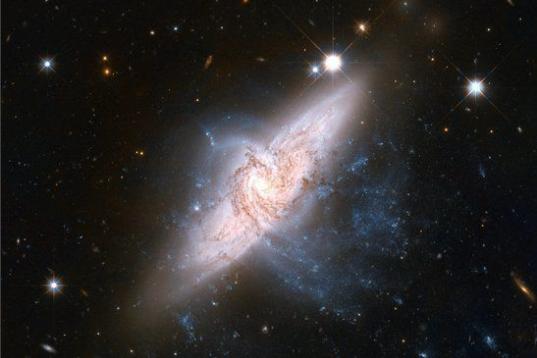 Lo captó el Hubble. "Parece que las dos galaxias está impactando, pero en realidad les separa una distancia de decenas de millones de años luz”, explicó la NASA.
