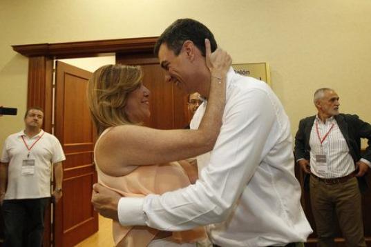 Susana Díaz y Pedro Sánchez se abrazan en el congreso del PSOE que proclamó al madrileño secretario general del partido en julio de 2014.  