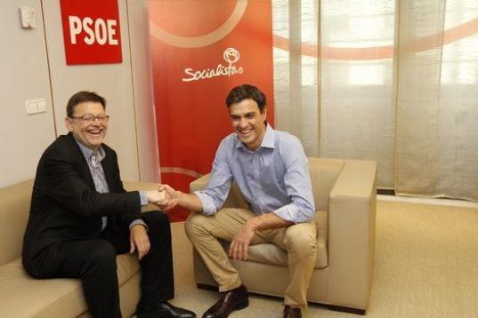 El líder de los socialistas valencianos, Ximo Puig, se ríe con Pedro Sánchez, el 16 de julio de 2014 tras ser elegido secretario general. Lo había apoyado en la consulta. Puig dimitiría dos años más tarde de la Ejecutiva y votaría en su ...