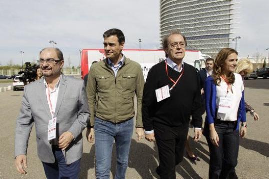 En marzo de 2015 se celebraba la conferencia política del PSOE de Aragón. Allí coincidieron Javier Lambán (uno de los barones más críticos son Sánchez en el Comité), Carlos Pérez Anandón (uno de los dimitidos de la Ejecutiva) y Susana ...