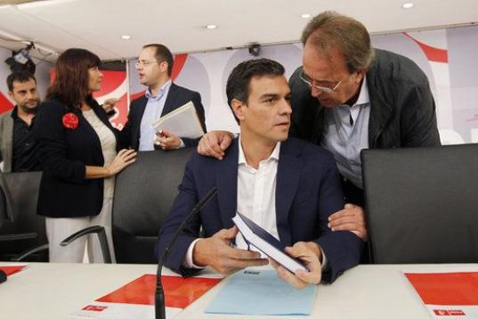 El ex secretario general del PSOE conversa con Carlos Pérez Anandón en una reunión de la Ejecutiva en septiembre de 2014. El zaragozano sería uno de los 17 miembros que dimitiría la semana pasada.