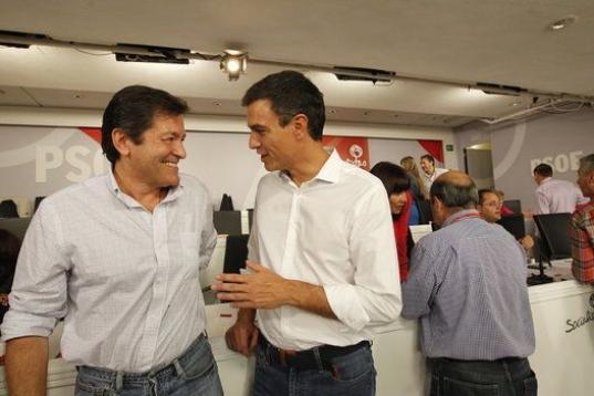 El presidente de Asturias, Javier Fernández, charla amigablemente con Sánchez en la reunión del Comité Federal del 13 de septiembre de 2014. El primero es el encargado ahora de pilotar el partido como presidente de la gestora,