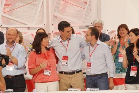En el congreso extraordinario de julio de 2014 toman el control sonrientes Antonio Pradas, Micaela Navarro, Pedro Sánchez y César Luena. 