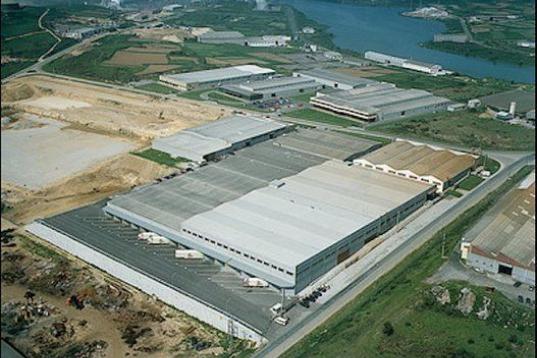 En 1977, GOA y Samlor, las primeras fábricas de Zara, se instalaron en Arteixo. En 1984 se inauguró el primer centro de distribución logístico (en la imagen) con 10.000 metros cuadrados.