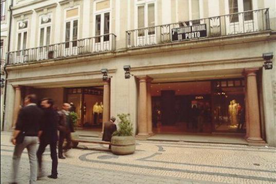 La primera tienda Zara fuera de España se abrió en Oporto (Portugal) en diciembre de 1988.

