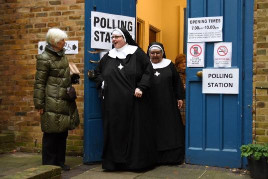 Dos monjas salen del colegio electoral