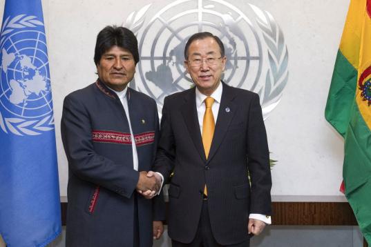 En esta foto entregada por las Naciones Unidas, el presidente de Bolivia Evo Morales, izquierda, posa junto al secretario general de la ONU Ban Ki-moon, en la sede del organismo en Nueva York, el miércoles 8 de enero de 2014. (AP Photo/The Unit...