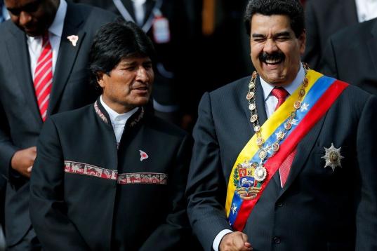 El presidente de Bolivia Evo Morales, izquierda, bromea con el mandatario venezolano Nicolás Maduro en Caracas, Venezuela, el martes 17 de diciembre de 2013. Maduro fue anfitrión de la II Cumbre Petrocaribe y la Alianza Bolivariana de los Pueb...