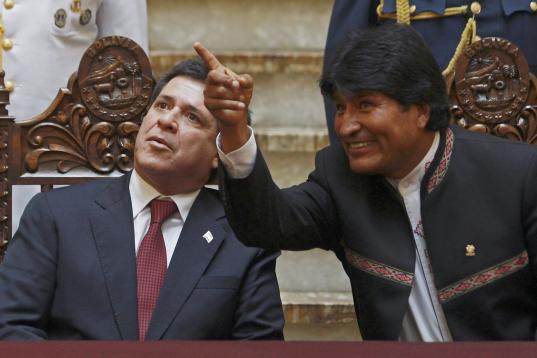 El presidente de Paraguay Horacio Cartes, izquierda, y el mandatario boliviano Evo Morales comparten durante una reunión en el palacio de gobierno en La Paz, Bolivia, el viernes 6 de diciembre de 2013. (AP Photo/Juan Karita)