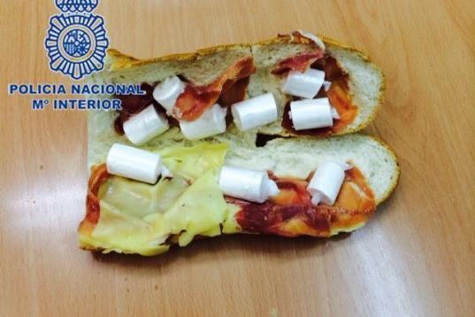 La Policía Nacional detuvo a un joven que ocultaba 100 gramos de cocaína en este bocadillo de jamón y queso. 