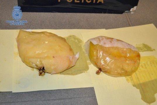 La Policía detuvo en diciembre de 2012 a una mujer en El Prat con prótesis mamarias de cocaína. Cada una ocultaba medio kilo.