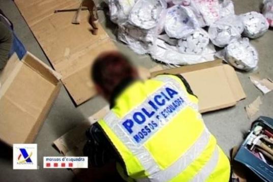 Los Mossos d'Esquadra detuvieron en 2011 a cinco personas al interceptar un cargamento de heroína escondido en un doble fondo en cajas de pelotas de fútbol.