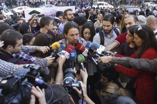 El secretario general de Podemos, Pablo Iglesias, ha dicho poco antes de participar en la marcha que quienes recortan y redactan leyes del aborto "que nos llevan 30 años atrás" están en el "bando contra las mujeres". En contestación a Andrea...